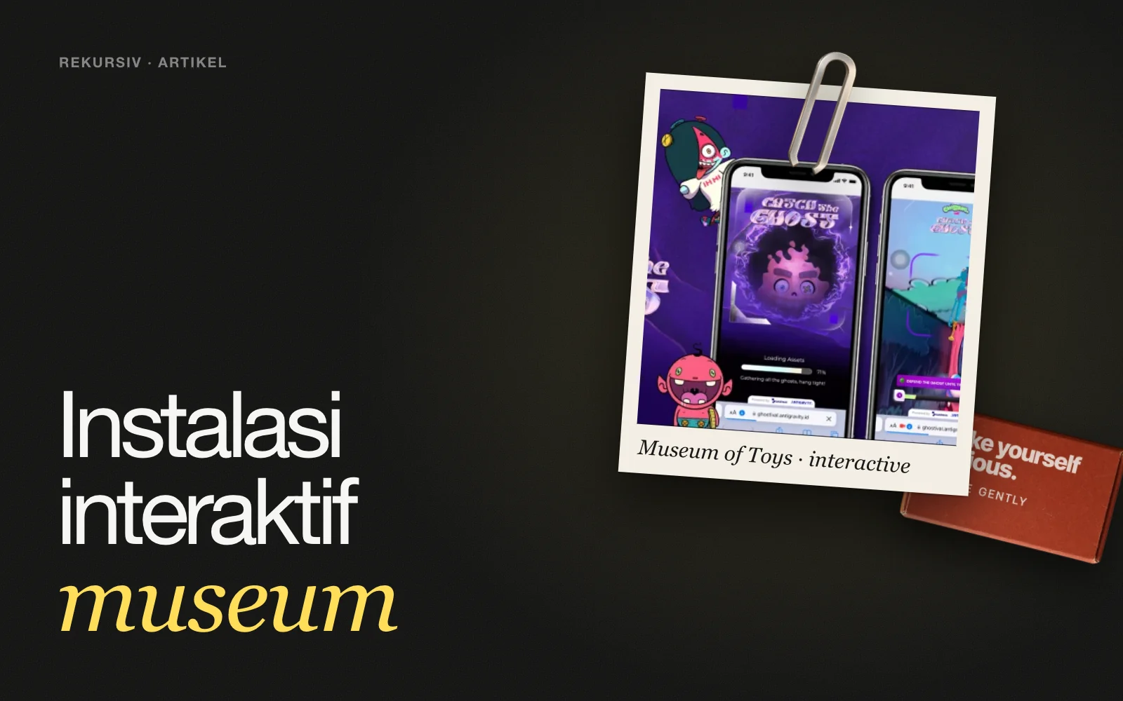 AR hunt hantu Museum of Toys dalam polaroid di atas meja, di samping tiket pameran